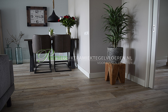 Lichte vloertegels in de look van hout